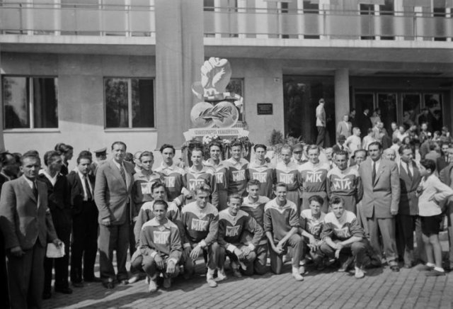 Az MTK férfi csapata, 1949– A Béke staféta díjátadó ünnepsége– Budapest, VI. Dózsa György út 84. SZOT székház (Forrás: Fortepan/Kovács Márton Ernő)
